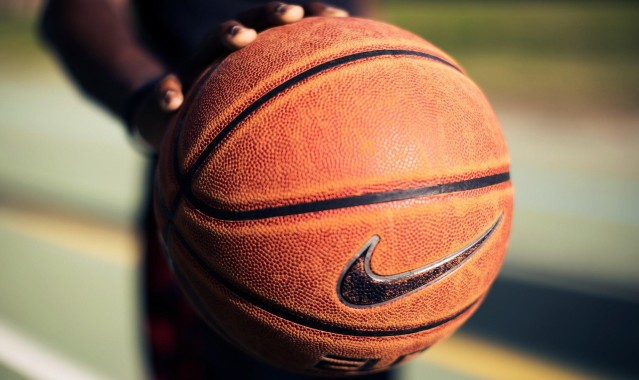 步行者力克雷霆终结连败，近十战五胜五负显韧性