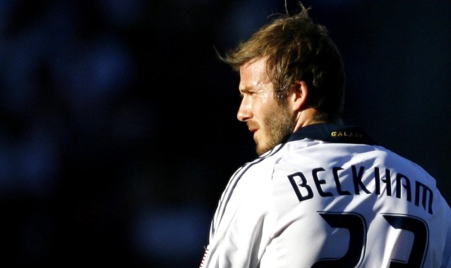 新赛季英超首球诞生！埃基蒂克破门后致敬若塔，点燃社区球场激情