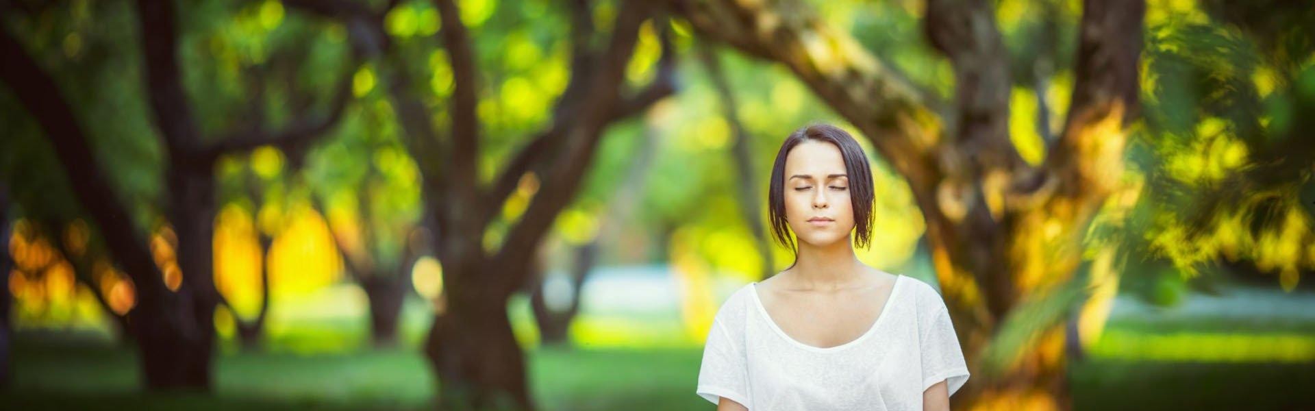 德甲巅峰对决，莱比锡新星西蒙斯迎战拜仁，切尔西报价悬念未解