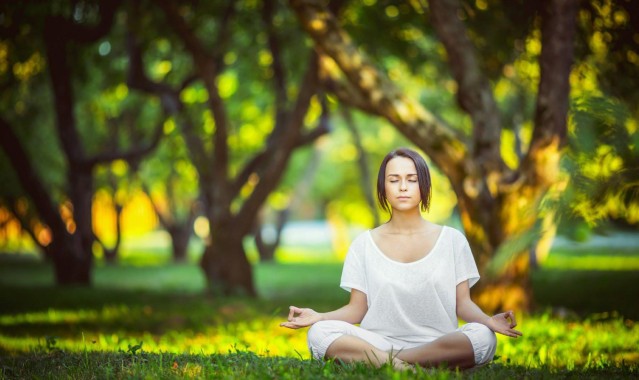 德甲巅峰对决，莱比锡新星西蒙斯迎战拜仁，切尔西报价悬念未解